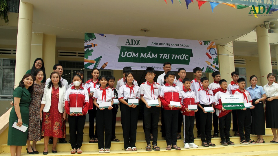 ADX chụp hình cùng Quý Thầy cô và học sinh trường THCS Nguyễn Viết Xuân