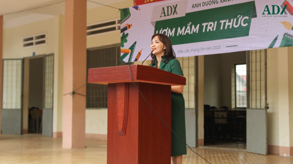 Cô Võ Thị Ngọc Linh - Đại diện ADX Group phát biểu trong buổi trao học bổng 