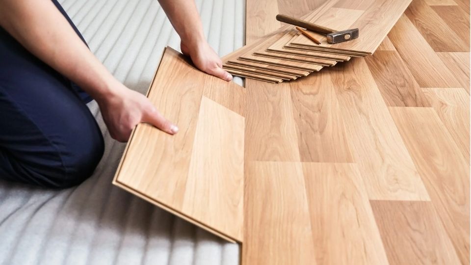 So sánh sàn gỗ plywood phủ Laminate và Veneer